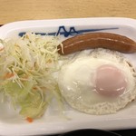 松屋 - ソーセージに半熟の目玉焼きにサラダ！