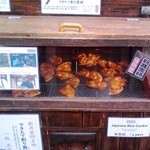 雷神堂 - 店頭の割り煎餅専用ケース