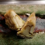 てんぷら　成生 - 今回唯一静岡産ではない、京都綾部の丸茄子。
      しっとりとして瑞々しい。
      天ぷらとは思えない一品でした。