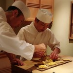 てんぷら　成生 - 温かい揚げたとうもろこしに。。
      冷えたとうもろこしを載せる