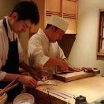 てんぷら　成生 - 穴子を捌いている姿