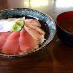 まぐろや 柳橋 - 三色丼
 ①天然鮪
 ②ハタマス(クエの仲間)
 ③たるいか