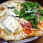 Pizzeria del Re - クアトロフォルマッジとデ・ルレのハーフハーフ
