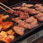 博多 豚亭 - 美味しそうなお肉たち。切ってくれます。