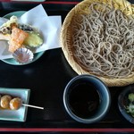 名人亭 - 十割蕎麦には天ぷらが付いてきます。蕎麦団子、食後には蕎麦湯も。