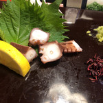 鼎鮨 - 蛸はレモンと白胡麻を入れた塩で
