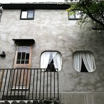 403ノットファウンド - 薬師台の住宅地にある周囲の街並みにも熔け込んだ風の図書喫茶。