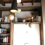 403ノットファウンド - 天井からぶら下がる照明も効果的なインテリア。