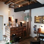 403ノットファウンド - カウンター。その下にブランケットやスリッパの用意も。土足でOKながら、靴を脱いで寛ぐことも出来ます。