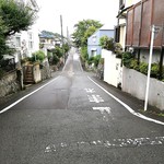 403ノットファウンド - 鎌倉街道からだと、信号・薬師池を入り、最初の広めの住宅地道路を右折する。バス停からお店まで多分徒歩５分くらい。