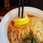 中華そば 一休 - レモンは全部ぶっ刺し