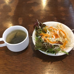 ステーキ屋 暖手 - サイドメニューのスープとサラダ 無料