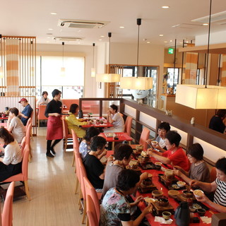 Tables, tatami mats, and sunken kotatsu tables are available for large groups.