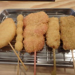 Kushikatsu Tanaka - 右から　串カツ牛￥120、串カツ豚￥120、紅しょうが￥120、ぎんなん￥100、玉ネギ￥100