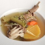 杏ダイニング - ユクのオハウ(鹿肉と山菜の煮物)；味付けは塩のみ．鹿肉･昆布･山菜(鮮/干)から滲出た出汁が滋味深い．骨離れ良く煮込まれた鹿肉がホロホロ旨い @2019/06/29