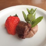 杏ダイニング - 私の甘味；ダークチョコレートネメシス/チョコレートムース/苺(東神楽産"なつみずき") @2019/06/29