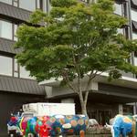 杏ダイニング - "木ニセコ"外観；四度目なので, PUNKな牛さん達にも大分慣れたｗ @2019/06/29