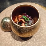 L'EAU - (2019年5月　訪問)鰻と菊芋。鰻の力強い旨味と菊芋の優しい味わいがホッとする一皿でした。何気にこの器も気に入りました。