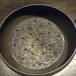 L'EAU - (2019年5月　訪問)抹茶。表面の炭のカラメリゼの下にまさしく抹茶。