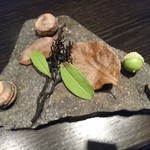 L'EAU - (2019年5月　訪問)プティフール。緑の葉もどんぐりも、木の実も食べられる！もーホントこういうの好き♪