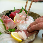 Uehommachi Washoku Izakaya Kirakuya Isuzu - 市場直送、鮮度抜群の魚介や旬魚を毎日仕入れています！
