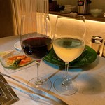 Yakiniku Ushinoe - 白ワイン（580円）赤ワイン（680円）