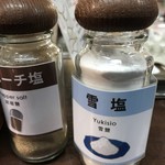 塩の専門店 塩屋 - 色々な種類の塩をかけていただくことが出来ます。