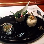 レストラン マノワ - トマトコンソメツブ貝のジュンサイ、十二日大根ブラックオリーブの土、クラムチャウダームース