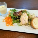 西洋食堂Poussin - 本日のタパス盛り合わせは+200円、1番左はクリーミーでなめらかな冷製コーンスープ