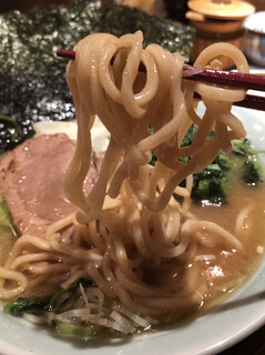 家系ラーメン 山下醤造 - 麺リフト