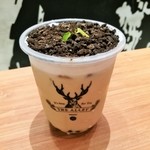 THE ALLEY - スッキリと上品なミルクティーに程よい弾力でプニプニのタピオカ、表面にはザクザクほろ苦いココアチップとミントの葉で盆栽風に