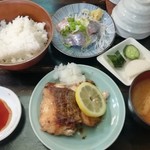 大衆料理　川治 - 真鯛ソテー(810円)、アジ小刺(200円)