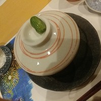 日本料理秀たか - 乗っているのは日本で一番小さなきゅうり。この盛り付けは遊び心？