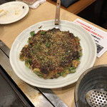 Monjayaki Okonomiyaki Shichifuku - 牛スジと青いネギのお好み焼き