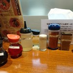 近江熟成醤油ラーメン 十二分屋 - 調味料 7人のサムライたち