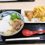 Marugame Seimen - 牛とろ釜玉(温)＆いなり、野菜かき揚げ