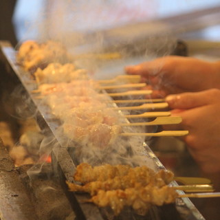 炭火での焼き鳥＝専門の焼き師が手寧に1本ずつ焼き上げます。