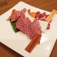焼肉 梨久 - 3種盛合せ（ヒレ・特選ハラミ・特選ランプ）