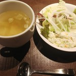 炭焼き＆WINE　利三郎 - ランチのスープとサラダ