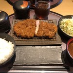 この町の専門店　とんかつ・カツ丼　深井店 - 手前のでっかい皿に少量の塩