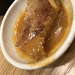 餃子歩兵 恵比寿店 - 味噌ダレをたっぷり