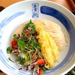 佐藤養助 - 比内地鶏のササミ天と十三種の彩香味野菜のゴマたぬきぶっかけうどん