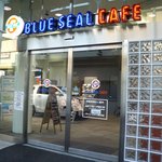 Buru Shiru Kafe - 沖縄"BLUE SEAL CAFE"国分寺店の建物入口