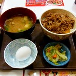 すき家 - 牛丼並盛り＋豚汁卵セット（410円）