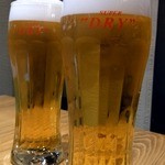 焼鳥・元気 - さて、とりあえず、乾杯といきましょうか。 生ビールからのスタートですよ。 無駄な泡が１つもない綺麗なグラスですよね。 グビグビ。 ぷふぁ～、旨い、最高ですね。