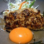 焼鳥・元気 - 見つけちゃいましたよ。 つくねちゃんです。 これは、大好物なんですよね。 元気特製つくね（こだわり卵付）３００円です。 玉子の色艶がいい感じですよね。 卵を潰して大きなつくねに掛けて食べます。