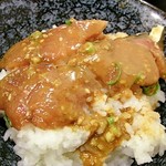 海猫屋 - 次に丼に乗せて胡麻ダレをかけていただきます