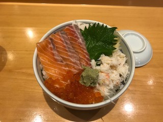 Tsukiji sushi kou - 三食丼（税込み１０８０円）