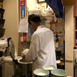Hamo Tennen Fugu Ginza Fukuwa - ホールの女性スタッフさんに厨房にはご主人一人でのオペレーション