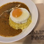 カームスペース - バターチキンカレー（￥700） ・めだまやき（￥100）